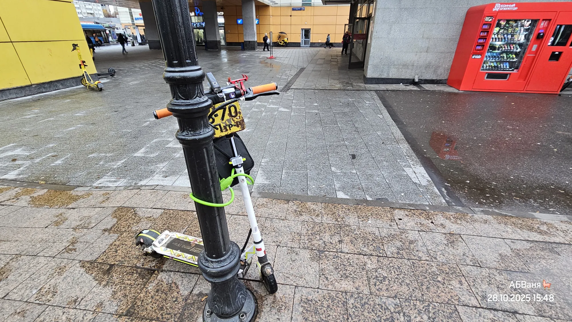 Или попробовать съездить в то МФЦ. Самокат паркую и фиксирую на случай спиздинга, хотя в такой конфигурации как у меня он никому не сдался