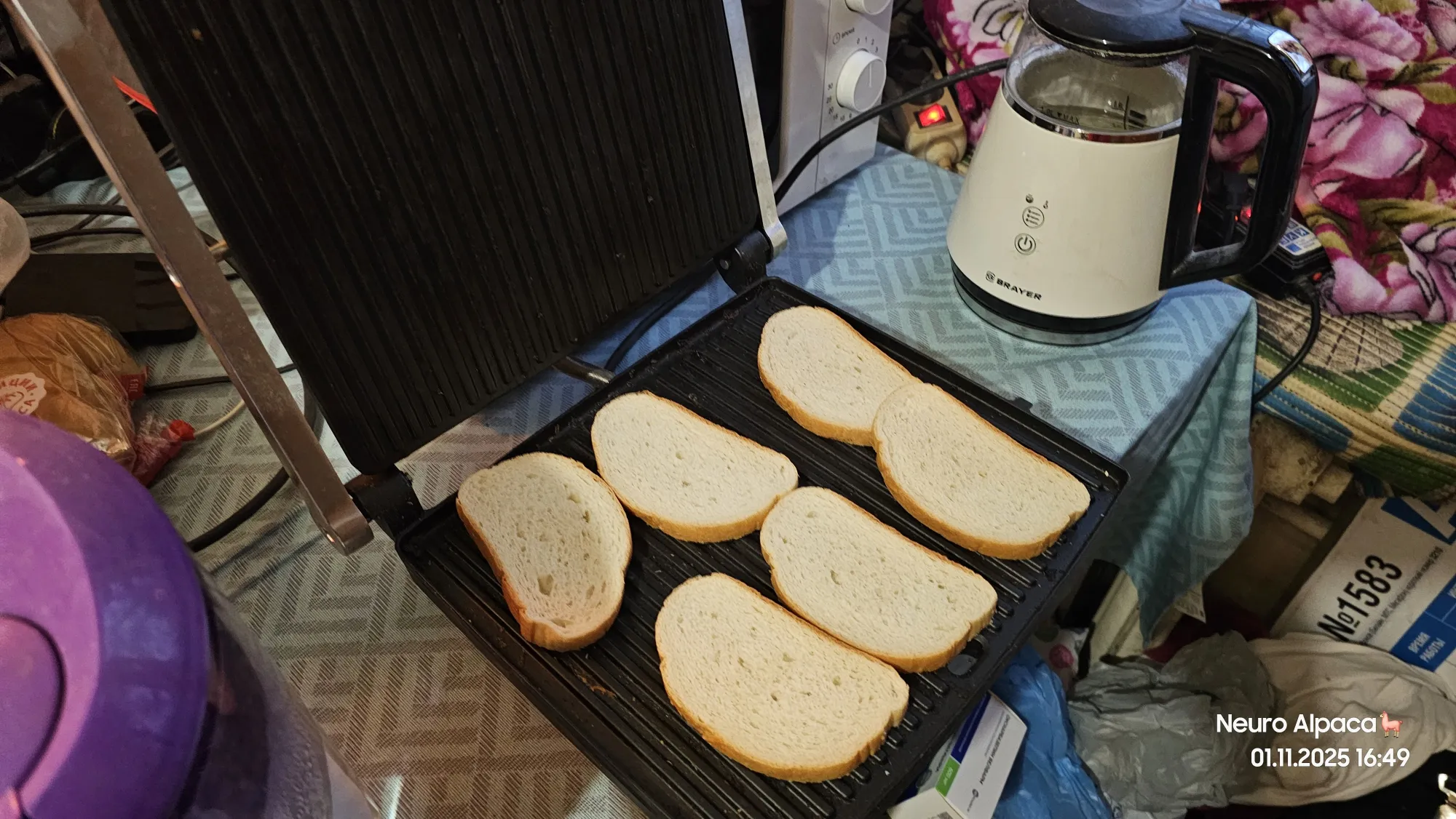 Надо плотно перекусить, и хлебопечку (условно) решил перекласть на самое удобное место!