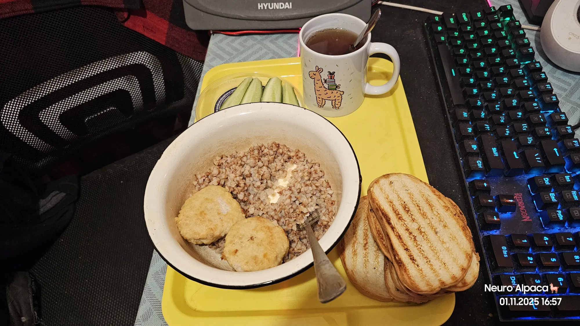 Ужин... да, вот такой, опять гречушка, опять котлетки, опять хлебушек и опять чаёчек. Могло быть круче? Не, я бы потратил опять деньги, купил курочку, картошку, дошики-квисти и колбаску... Да, колбаски мне как раз не хватает, чё не додумался её купить.. но хлеб всё равно очень быстро уходит, так что большой разницы нет. День я пытался разнообразить и, думаю, у меня это вышло. Завтра-послезавтра стажировки в Озоне, будет совсем не до дома(