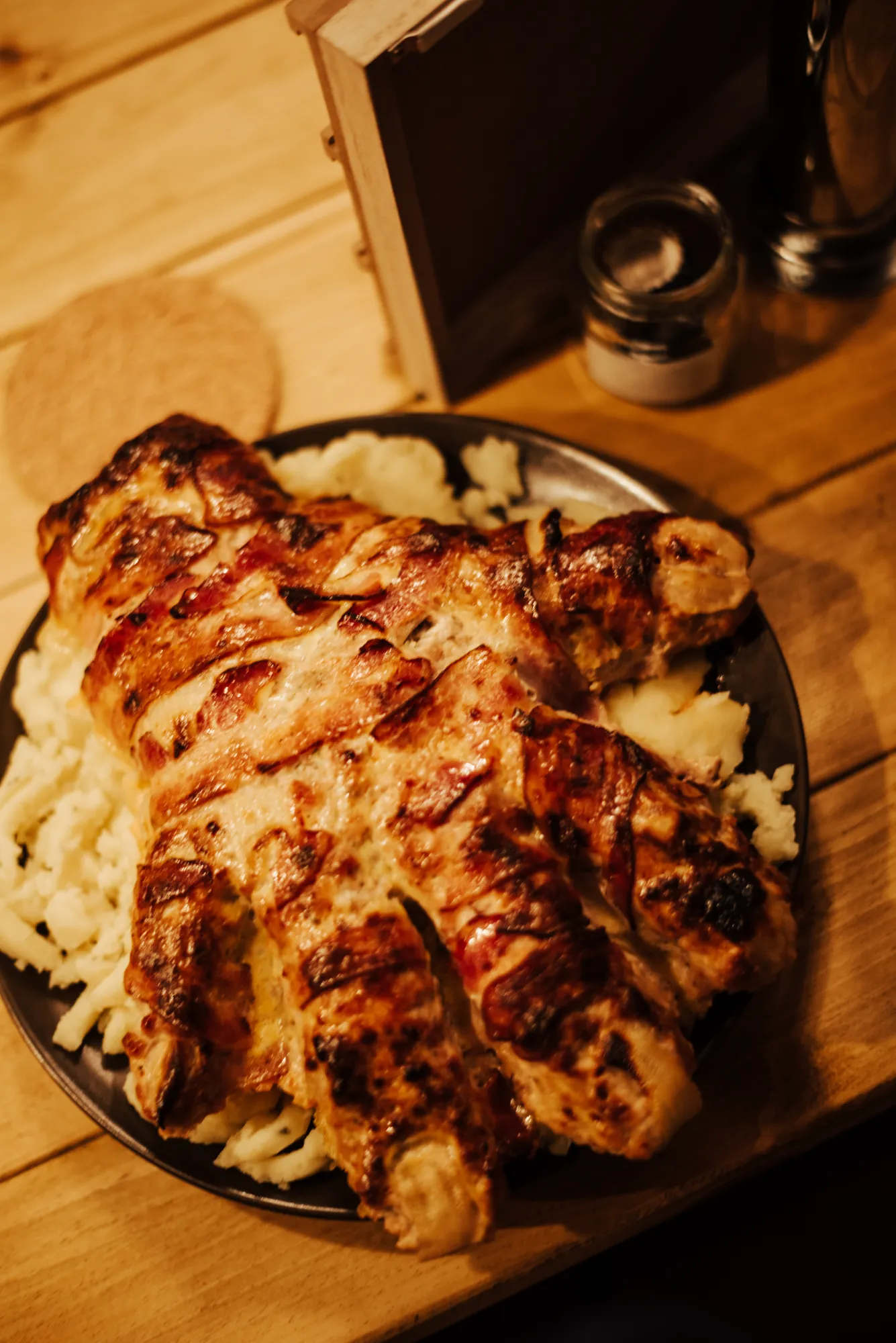 Ногти сделаны из лука, сверху фарш обмотан беконом)