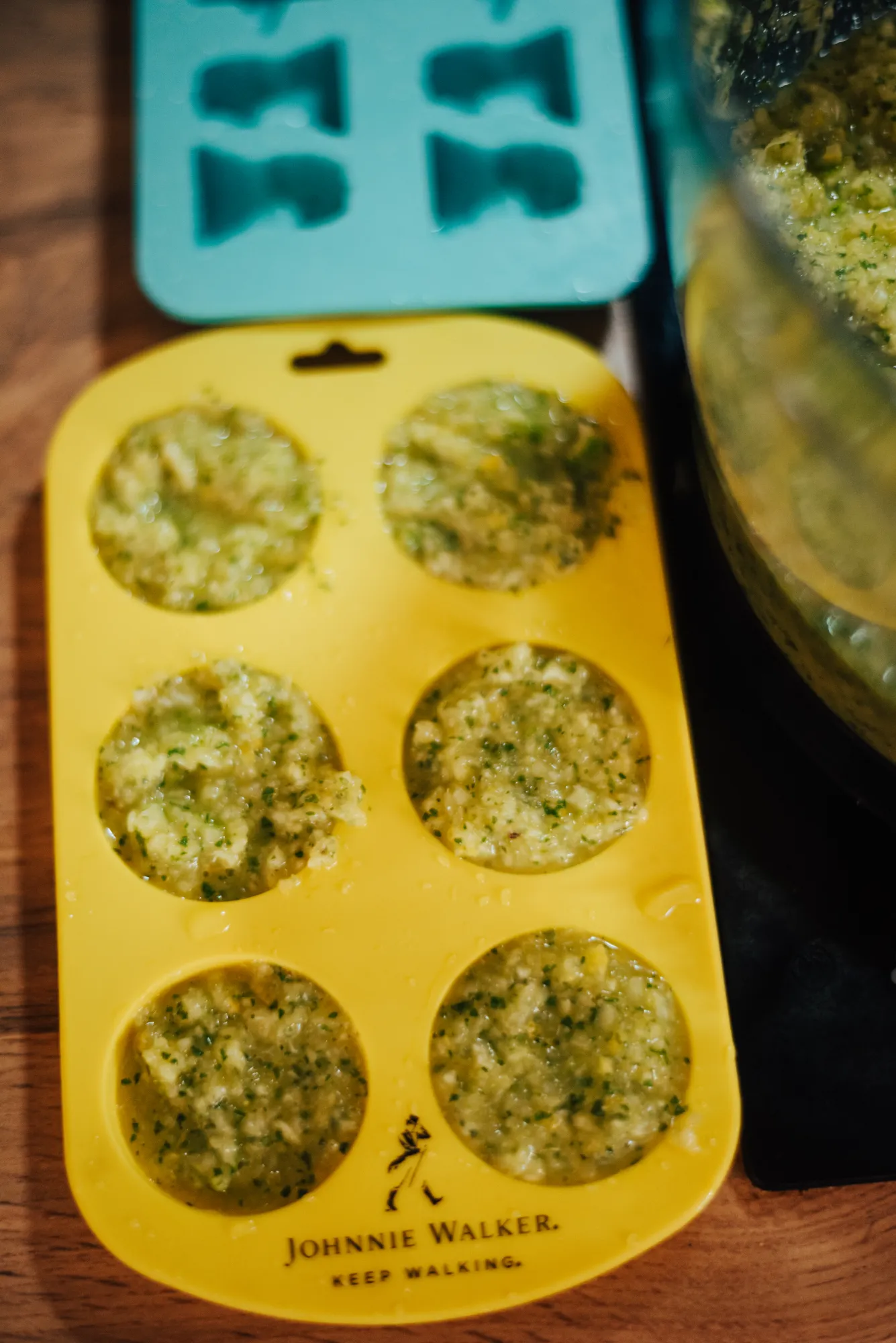 Раскладываем полученную массу по формочкам для льда и отправляем в морозилку