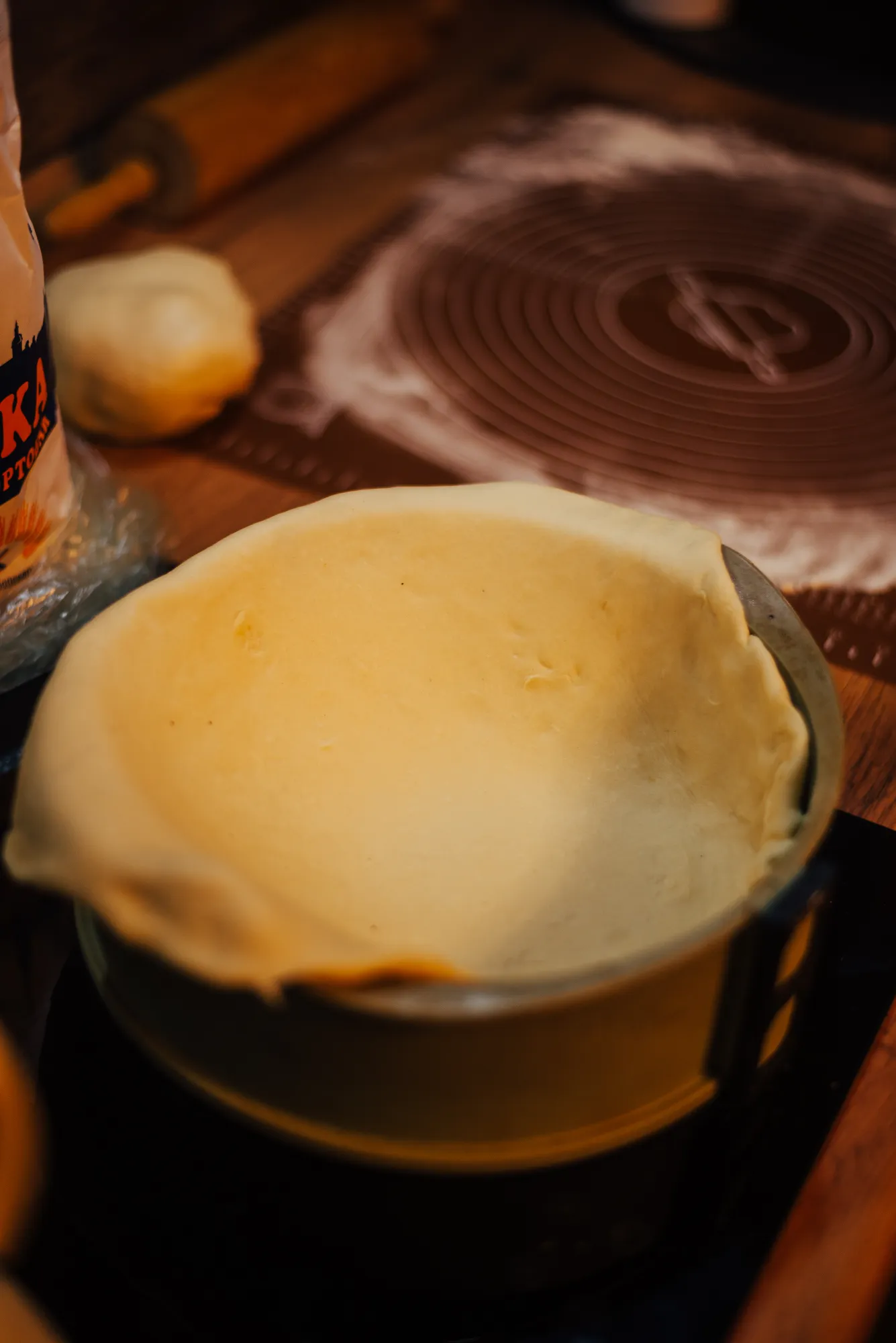 Кладем ее в форму так, чтобы получились бортики