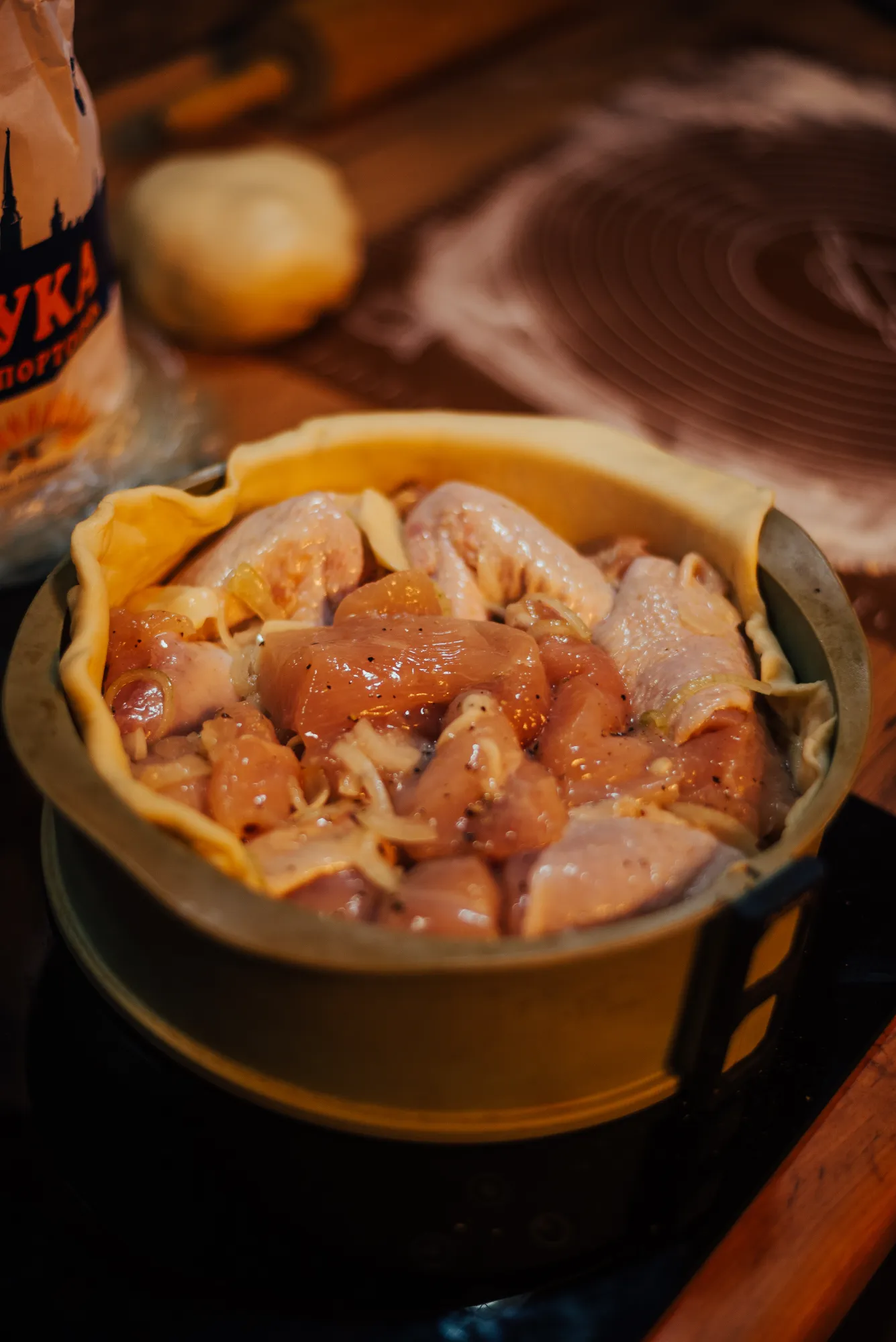 Укладываем внутрь начинку, картошку лучше уложить на дно, чтобы курица была сверху и напитала нашу картошку соками.