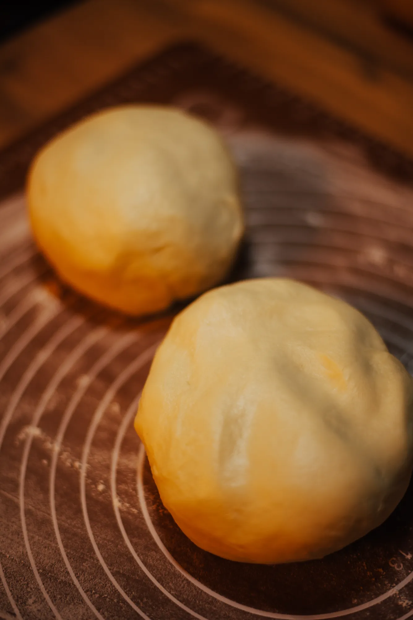 Один кусочек надо отделить побольше, из него будет основа и стенки, а другой поменьше, он будет крышкой. у меня получилось почти поровну, было не очень удобно(