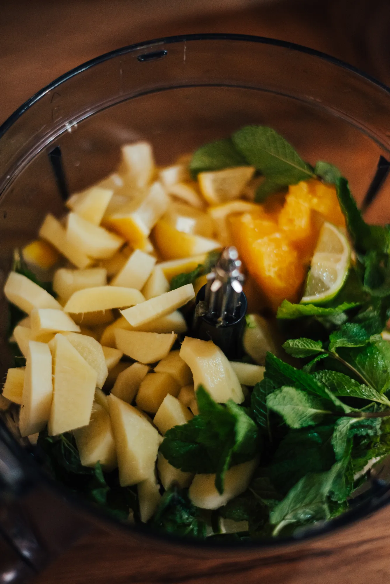 Имбирь чистим и всю эту вкусноту отправляем в блендер)