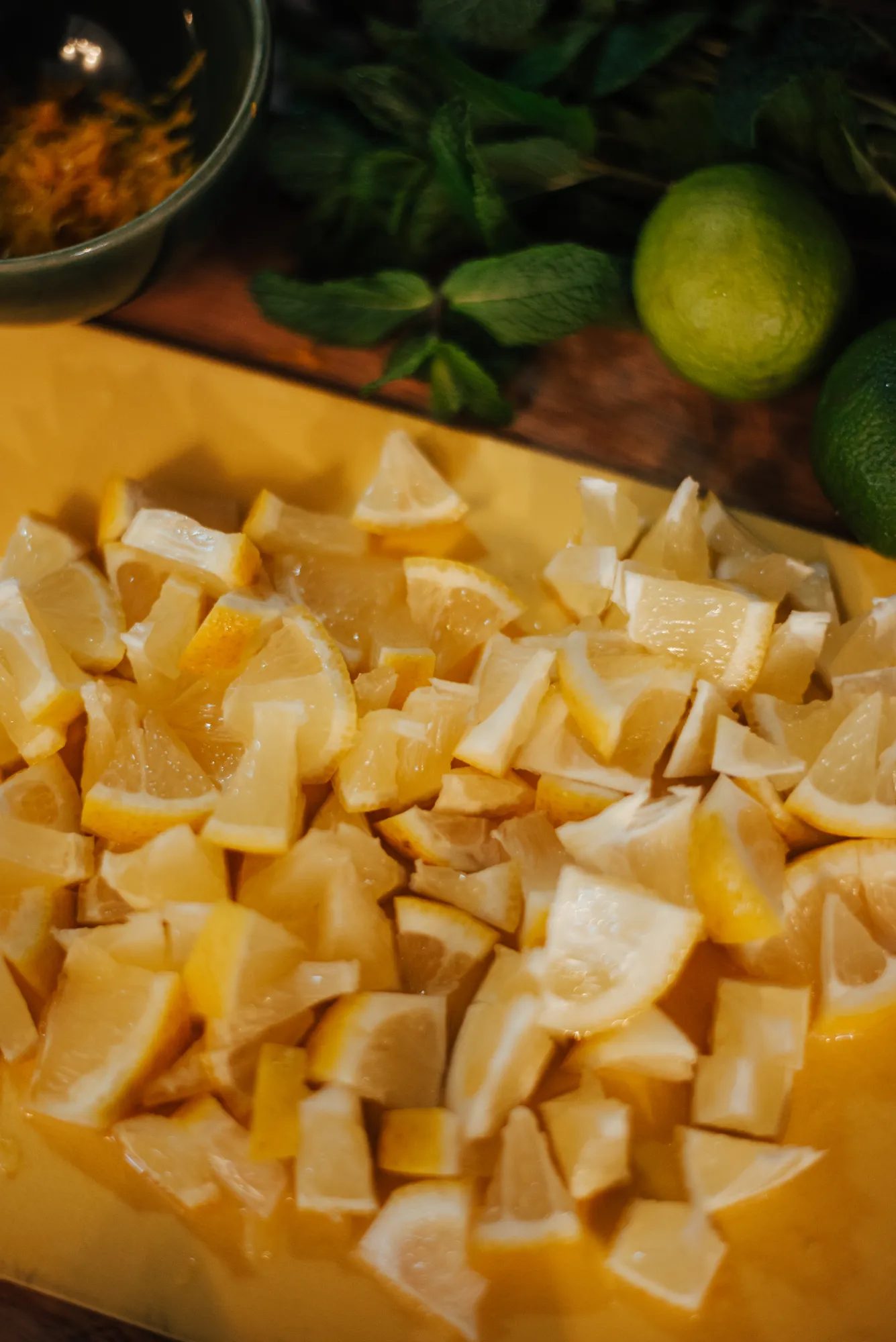 Лимон режем прям с коркой)