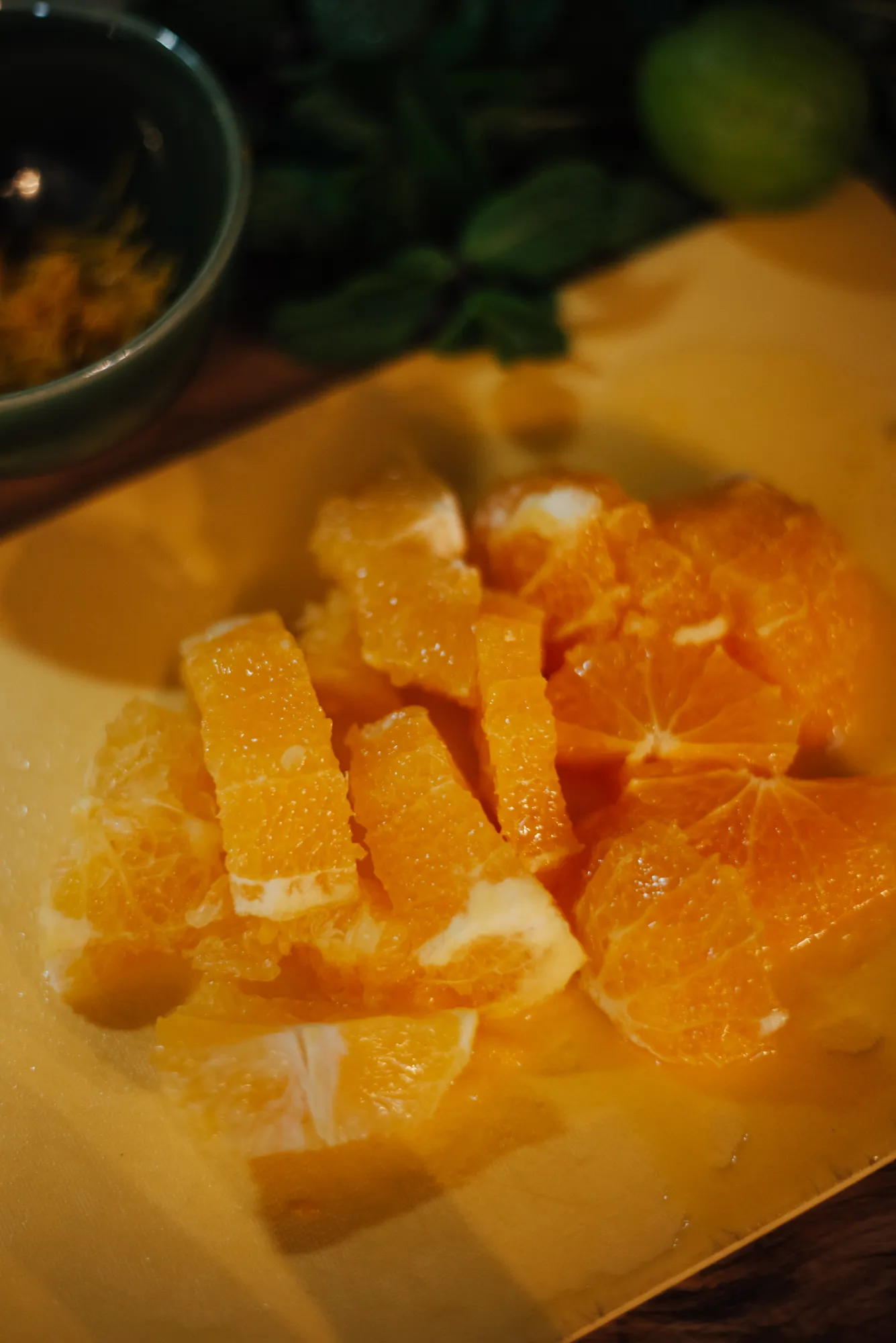 Апельсин чистим и достаем косточки. Я порезала, чтобы удобнее чистить. А еще отдельно запасла цедру, она мне нужна для пирога)