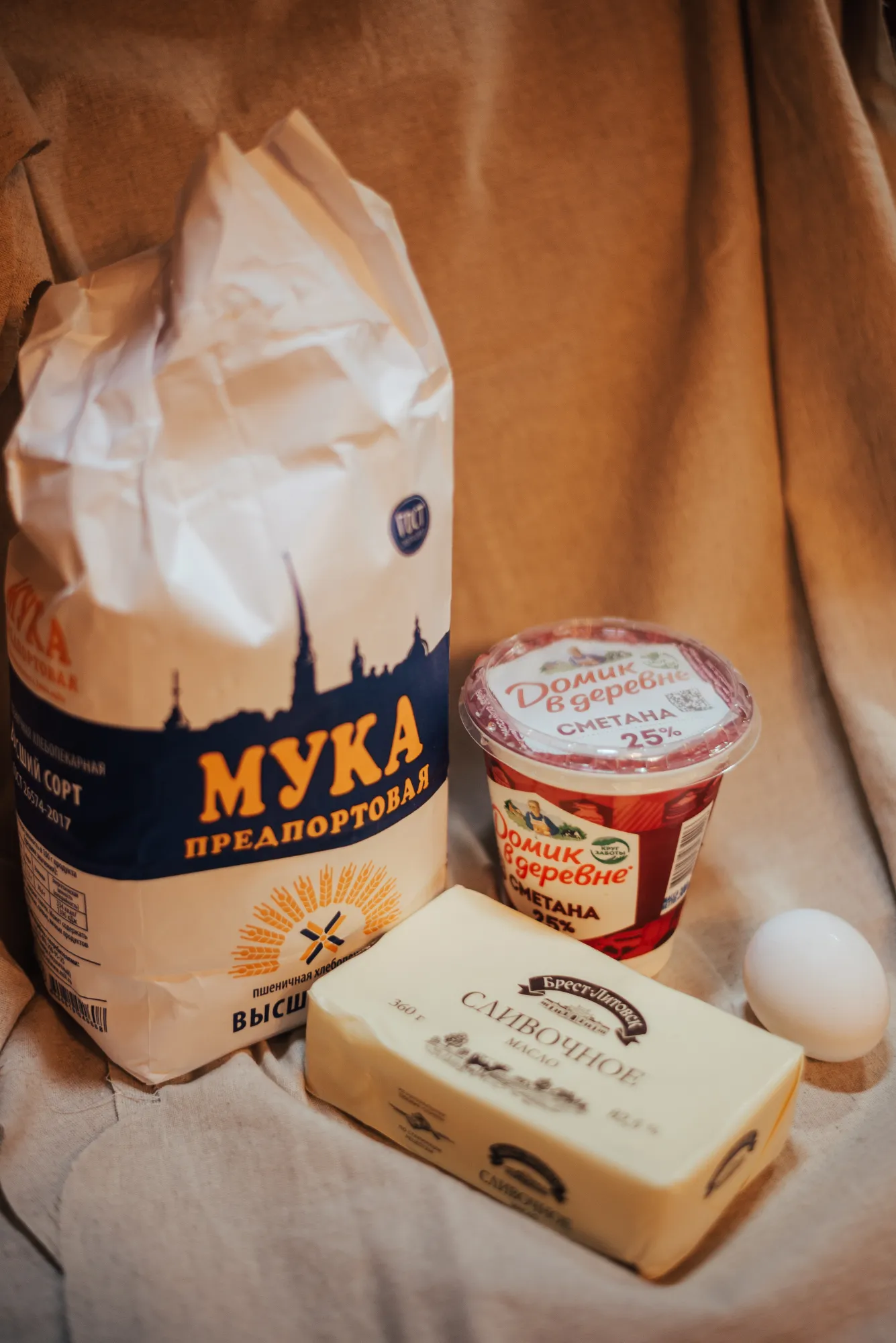 Вообще, бабушка вместо масла брала маргарин, но возможно он раньше был по лучше, а сейчас страшновато его брать, поэтому мы заменим его маслом)