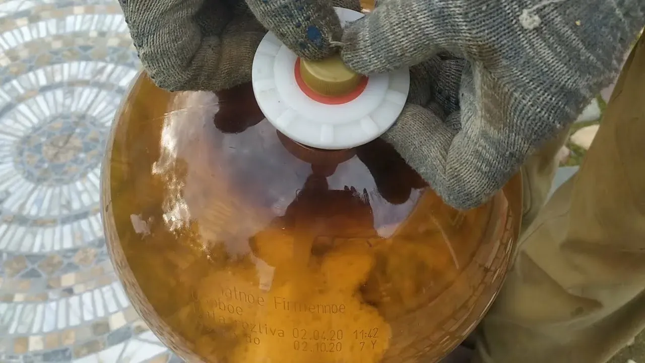 Но лучше сверху еще тряпочку, чтоб не забрызгаться