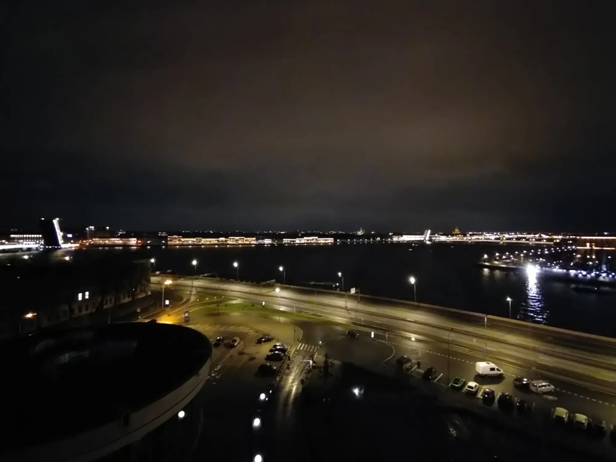 Вчерашнее. Тут 4 разведенных моста, но два фиг разглядишь :)