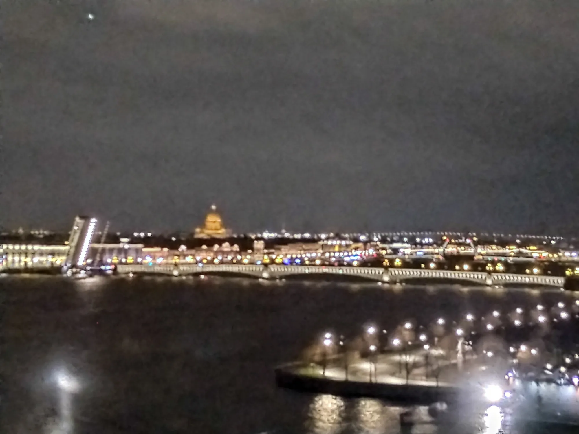 Тут можно попытаться увидеть помимо Троицкого на первом плане, Дворцовый - над второй аркой справа, и начало развода благовещенского - над правой аркой излом фонарей. У меня телефон по ночам тока так умеет снимать...