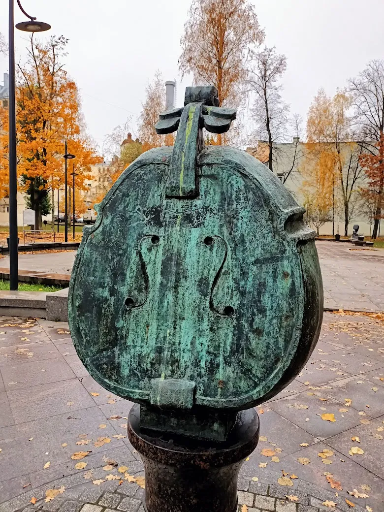 Скрипка-яблоко