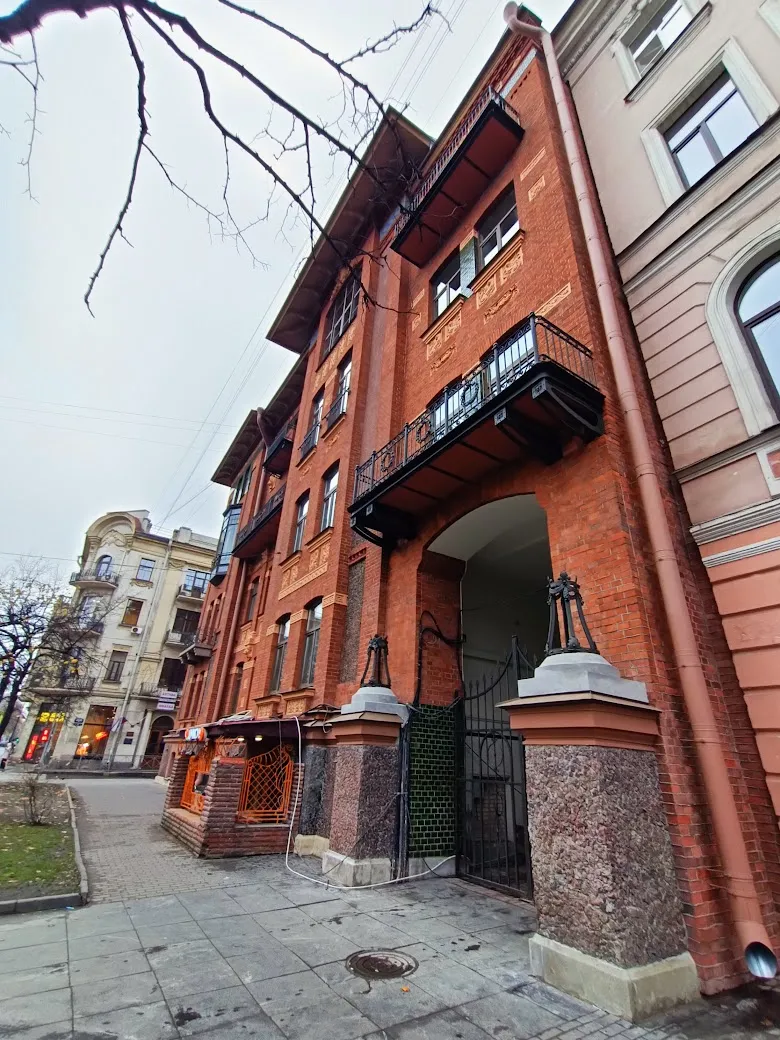 Вот этот домик, когда я была в Питере весной, был в лесах, а сейчас уже вылупился - смотрите какой красивый!