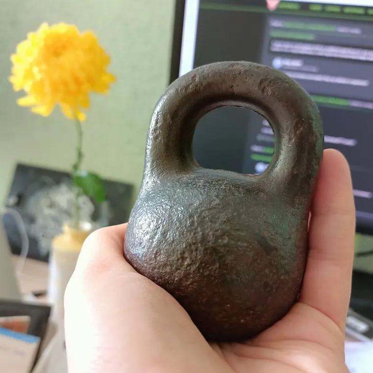 Я вообще не любитель сувениров, украшений, вещиц и вещичек, но мимо гири не могла пройти, я ж качок )