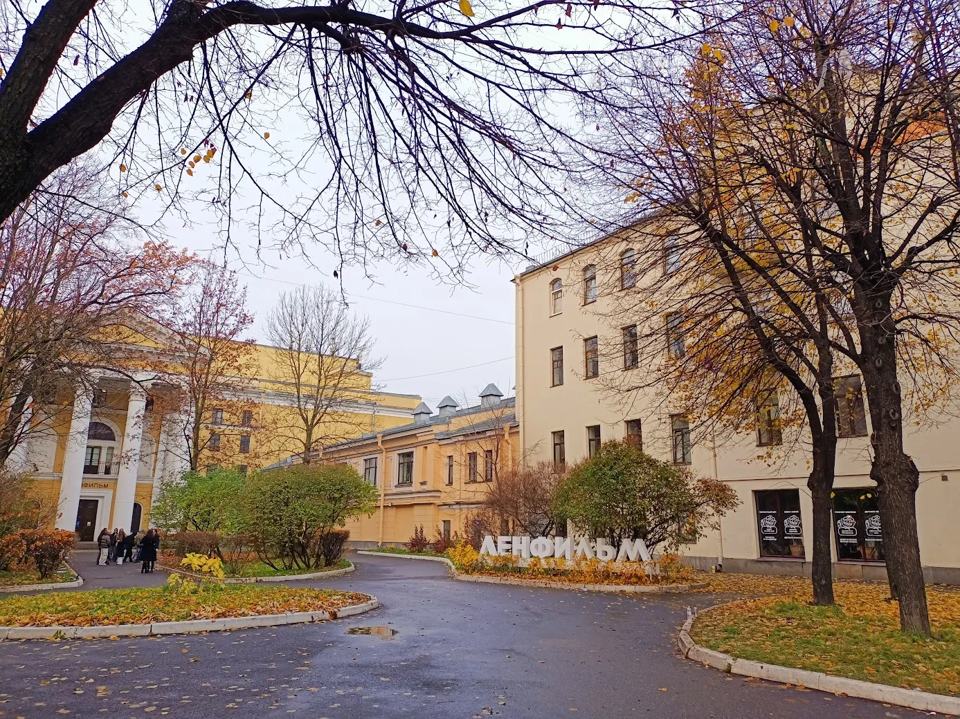 Мы жили на Петроградке, а прилетели ночью, поэтому утро начали с похода в магазин за едой