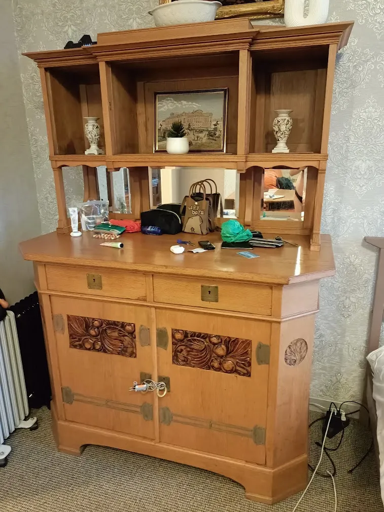 Вот такой невероятный антикварный комод стоял в квартире (завязанный проводом, чтобы в него не лазили)