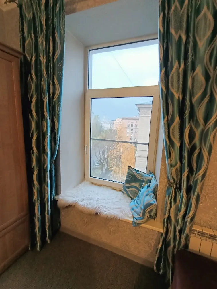 Специально выбирала жильё повыше, чтобы пыриться в окна. А тут ещё и такие окна, на которых можно посидеть )