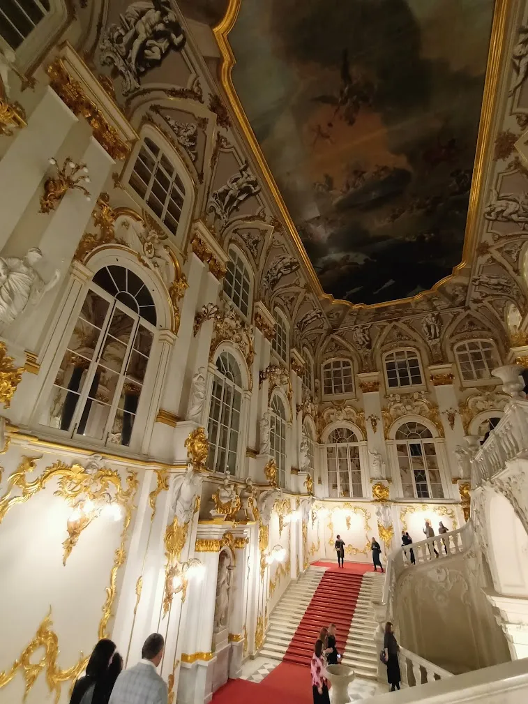 Глядя на детали интерьера, думаешь: нафига, а главное - зачем?