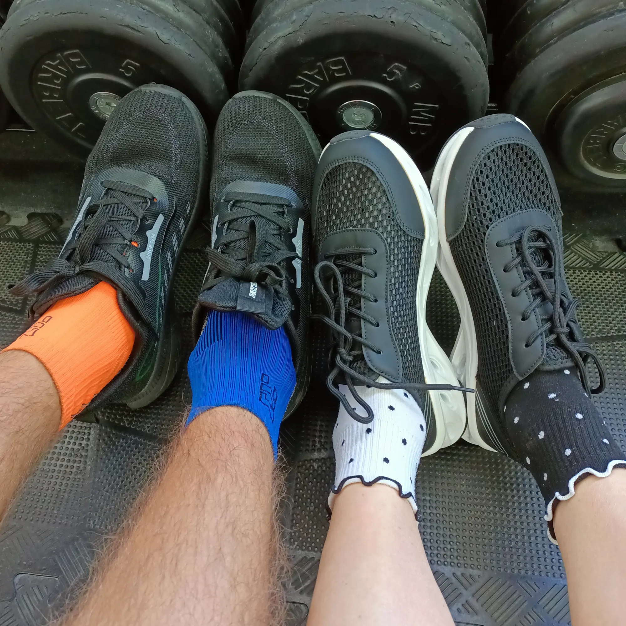 Муж и жена - одна сатана, или как мой муж тоже стал носить разнопарные носки )