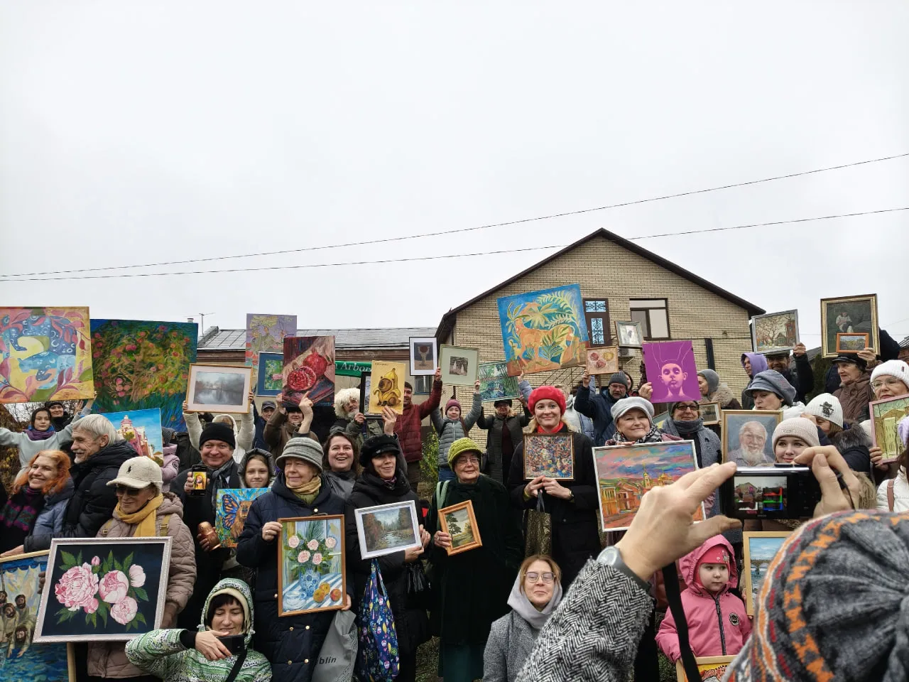 Часть толпы художников