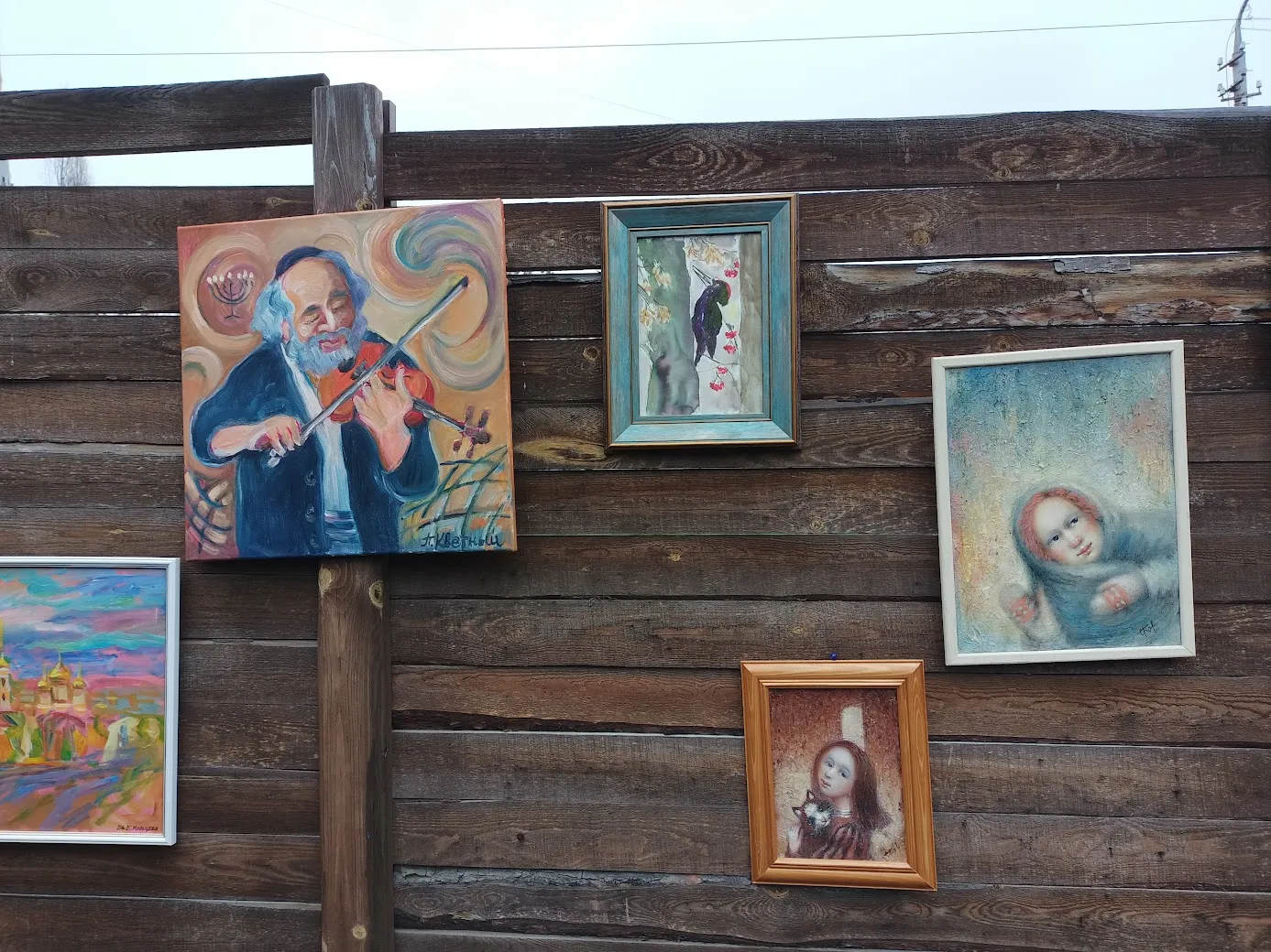 Работы более предусмотрительных художников на заборной выставке
