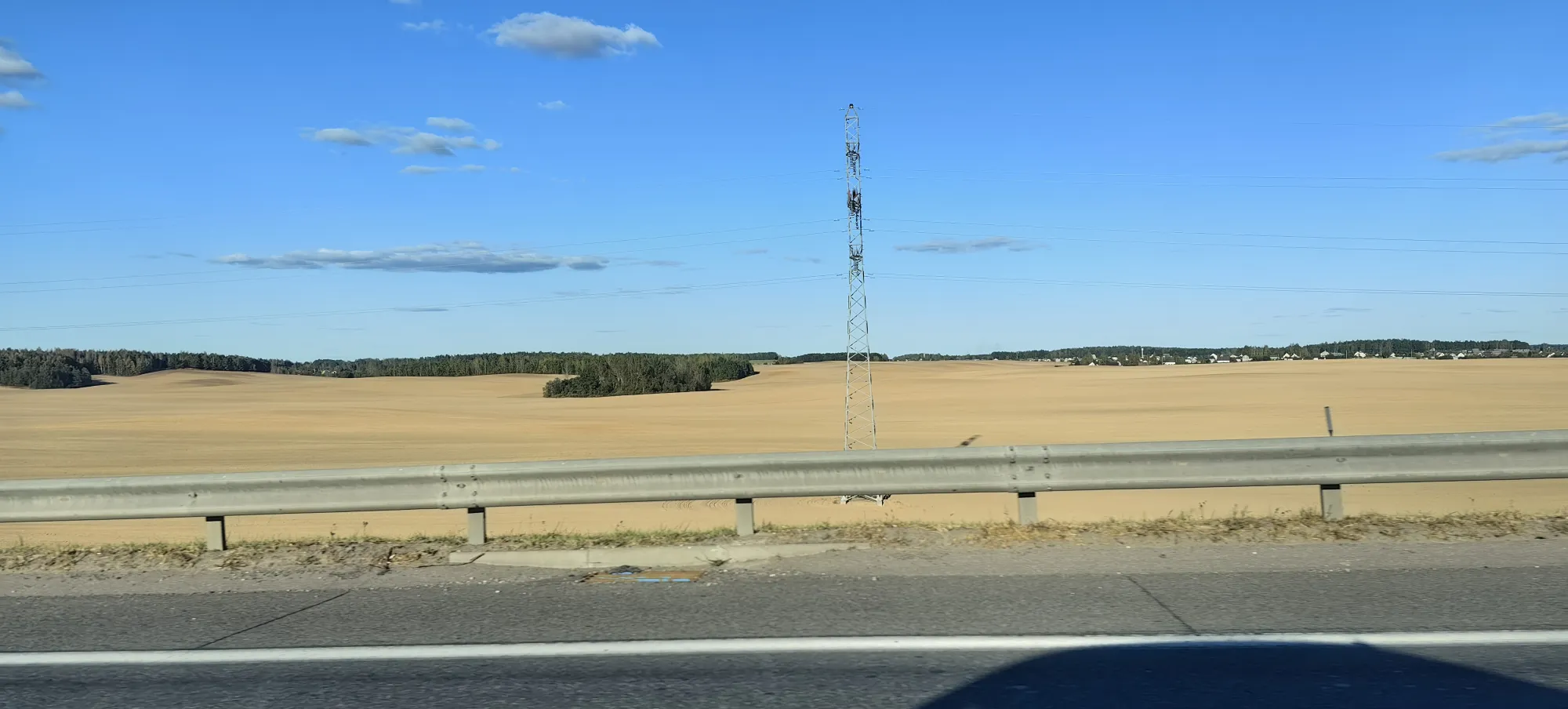 Сразу бросилось в глаза огромное количество абсолютно других цветов вокруг (кроме серого)