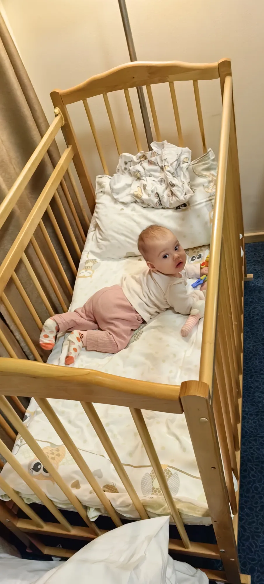 Нам даже кроватку выдали для младенца