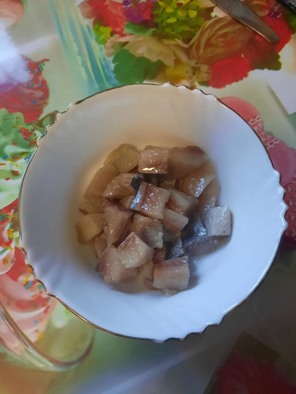 нарезала селёдку (у меня обычная, в масле)