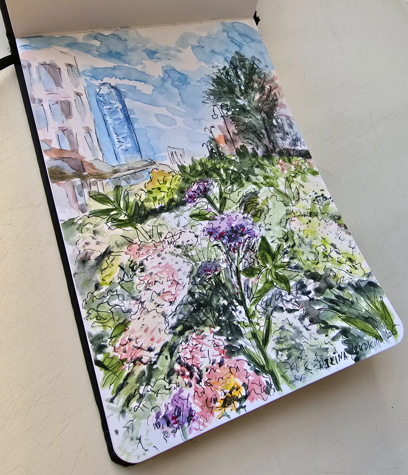 В скетчбуке. Впервые воспользовалась такой штукой. Не очень понравилось: написано что фактура мелкое зерно, а по факту фактуры нет совсем. Краска высыхает мгновенно, не течёт совсем. Придётся оставить остальные страницы для чего-то совсем неживописного.