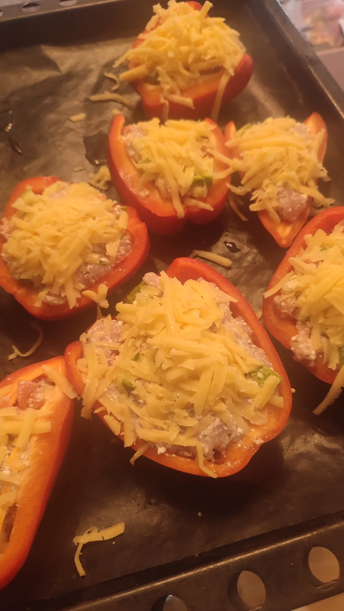 Болгарские перцы режем половинками. И туда добавляем нашу смесь) сверху присылаем тёртым сыром