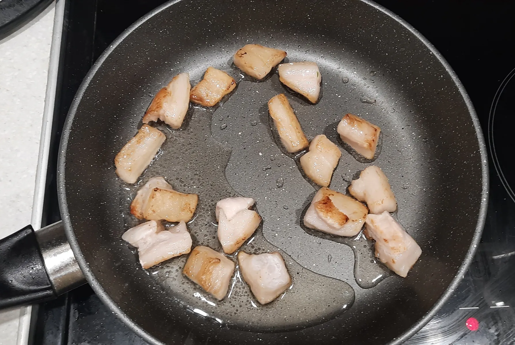 Жарить мясо вместе с сальцом не хочу. Не люблю сало в блюде физически.