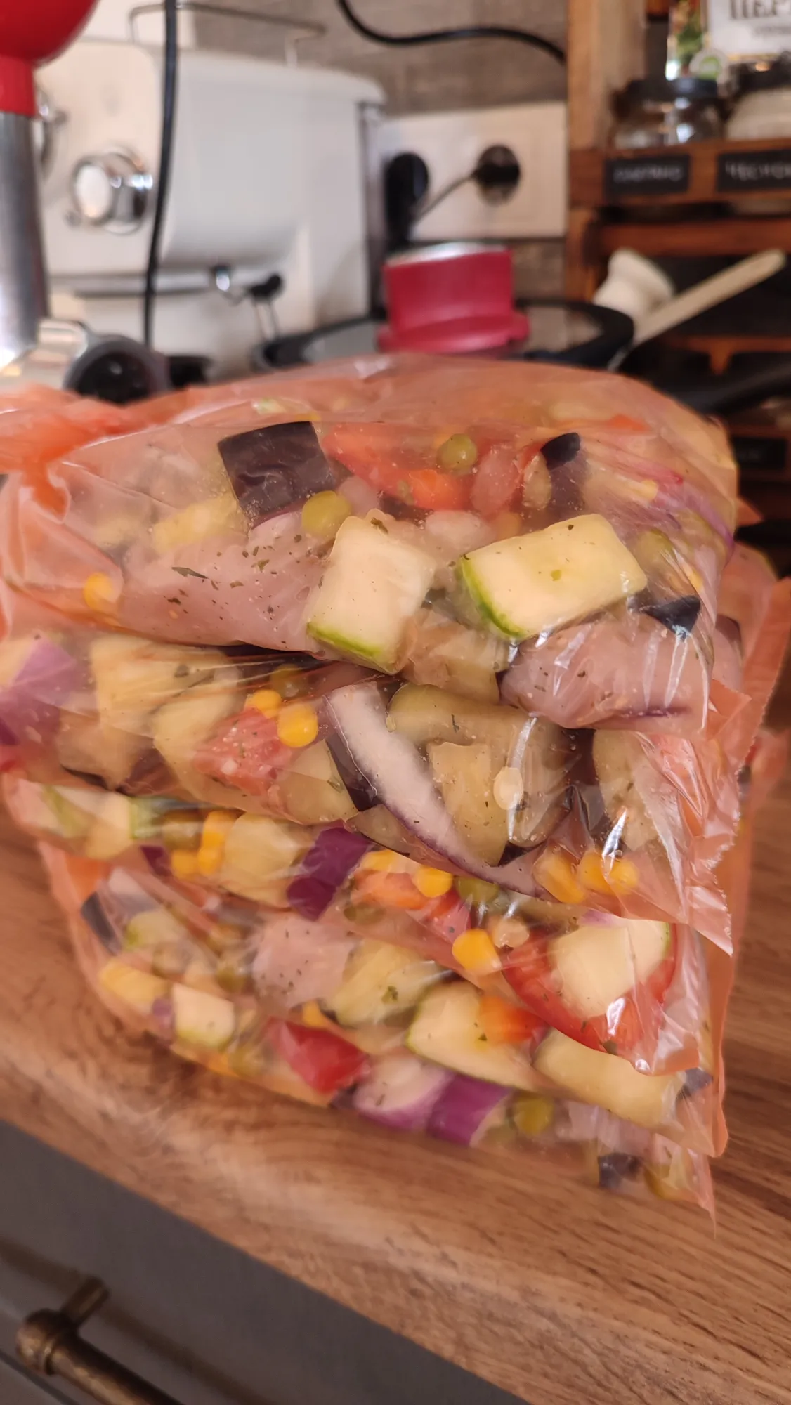 Теперь можно когда лень, брать такой пакетик, насыпать в форму гречу или рис, водичку, соль, сверху эту смесь(но нужно чуть ее разморозить,чтобы комом не была) и в духовку минут на 20 при 180 градусах(или мультиварку) и у вас на выходе полезная вкусняшка)