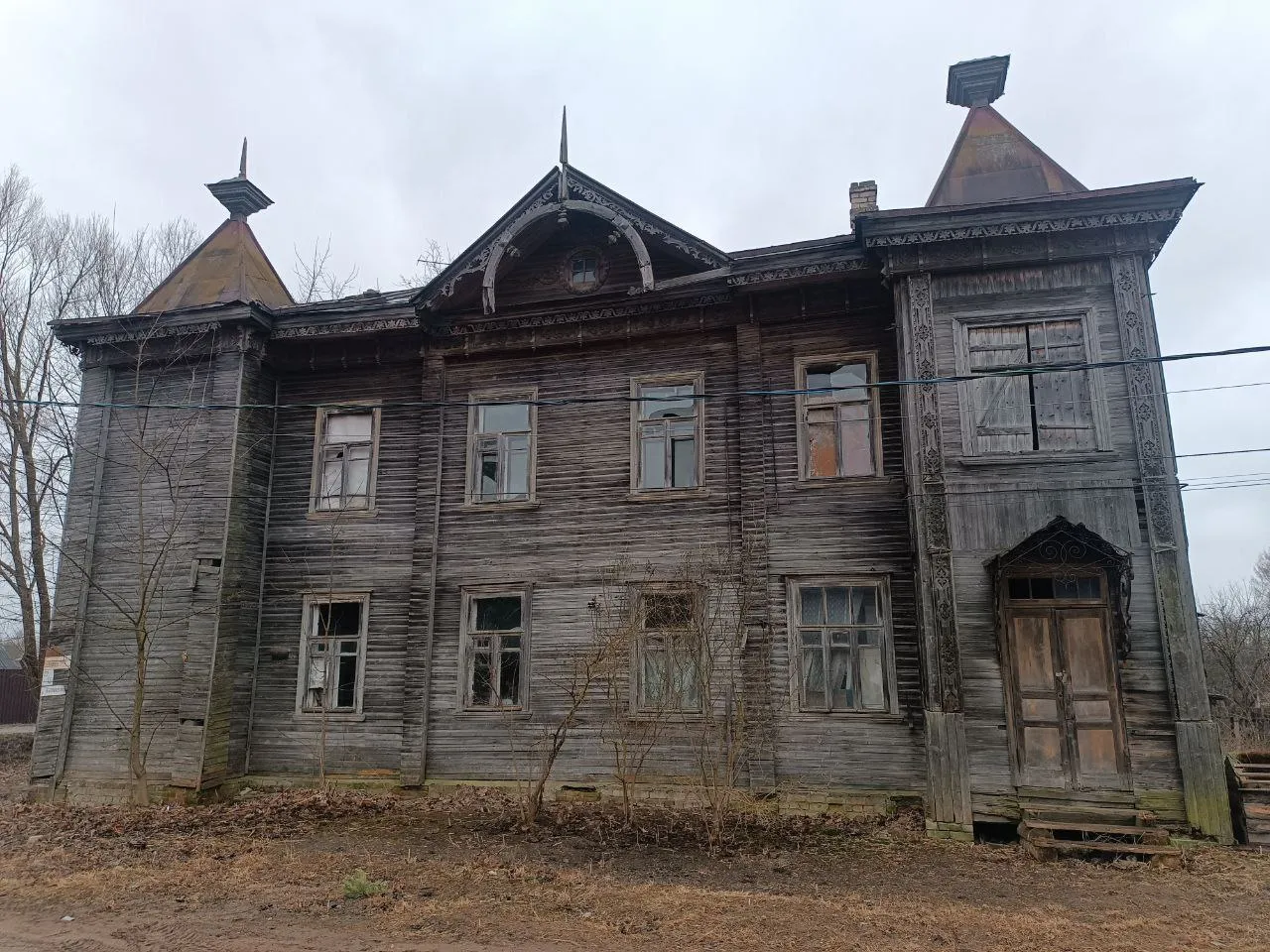 На фото - окно справа сверху, забитое картонкой