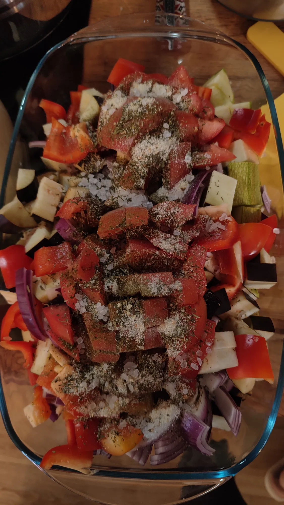 Беремся за нарезку овощей. Прям крупными кубами в большую ёмкость режем кабачки, баклажан, перец,помидор и лук(красный прикольные) добавляем соль, специи и мясо индейки(которое крупными кусками) все перемешиваем.