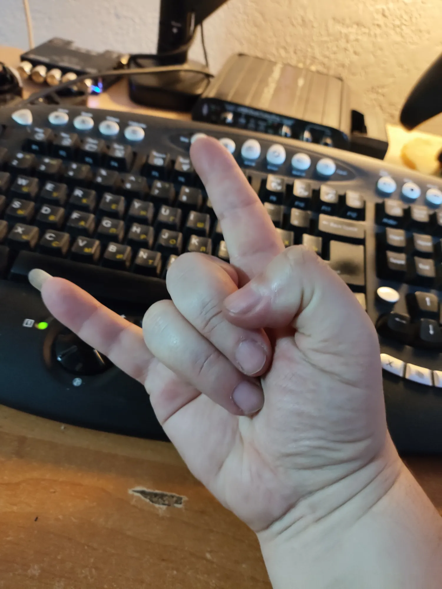 Сперва гнём центральные пальцы.