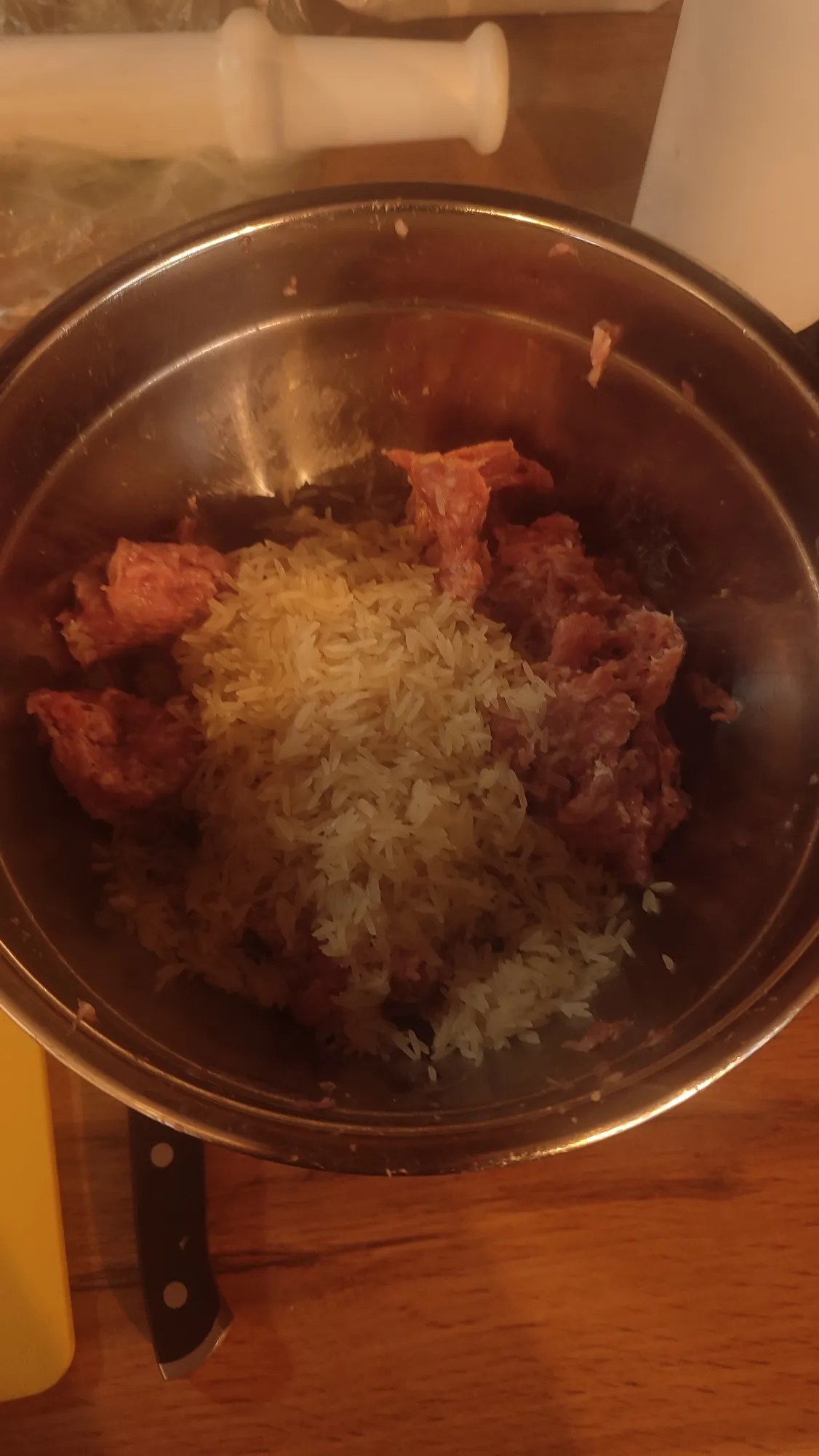 А к остаткам фарша добавляем рис и формируем фрикадельки. Их уже не сфоткала. Но котлеты и фрикадельки я прям так подморозила и сунула просто в пакетики.