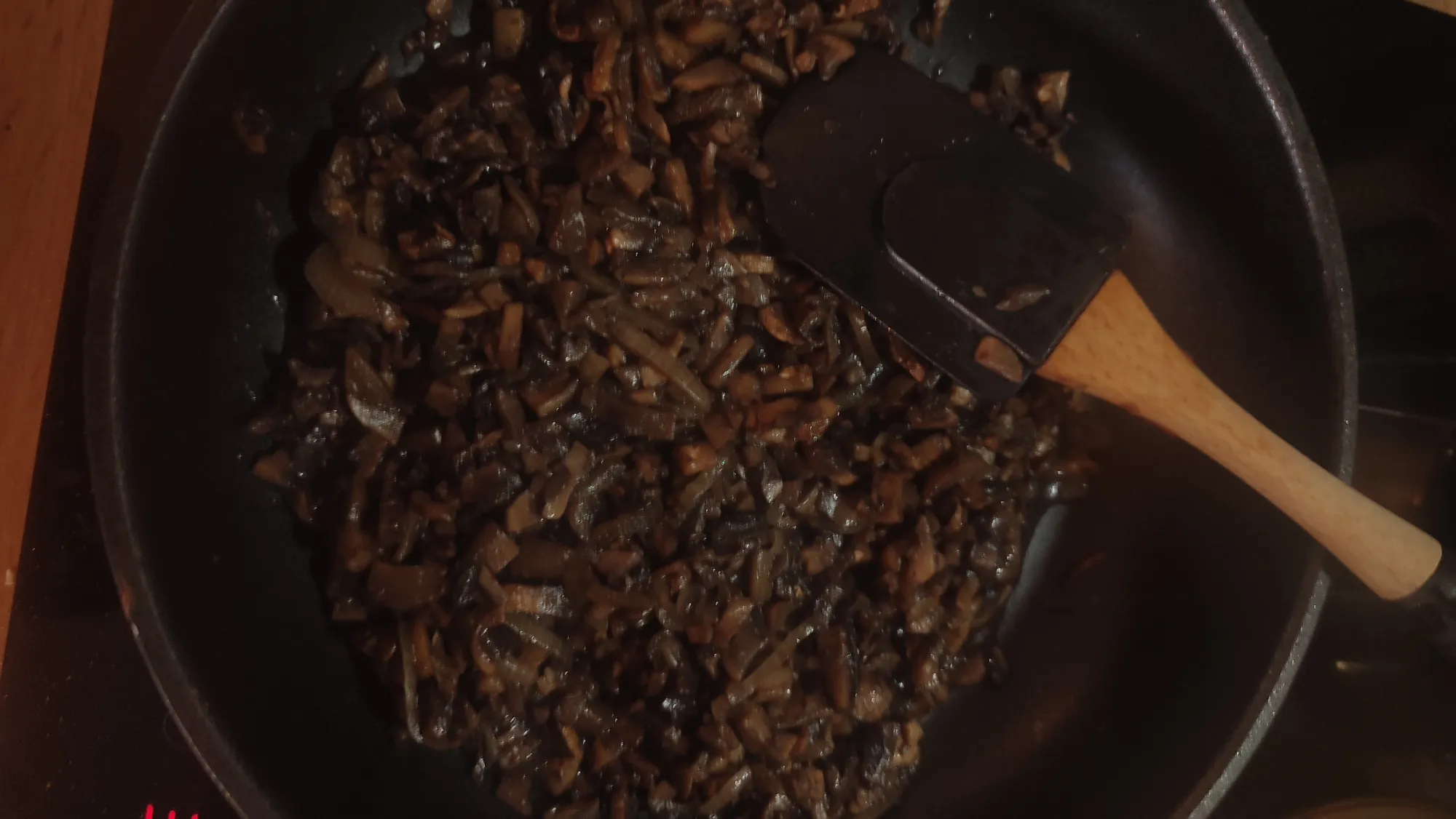 Грибы тем временем пожарились. Мясо,которое свинина, мы паралельно превратили в фарш, добавляя при этом луковицу. Фарш также надо посолить. Я на 2700 грамм добавила 15 грамм соли