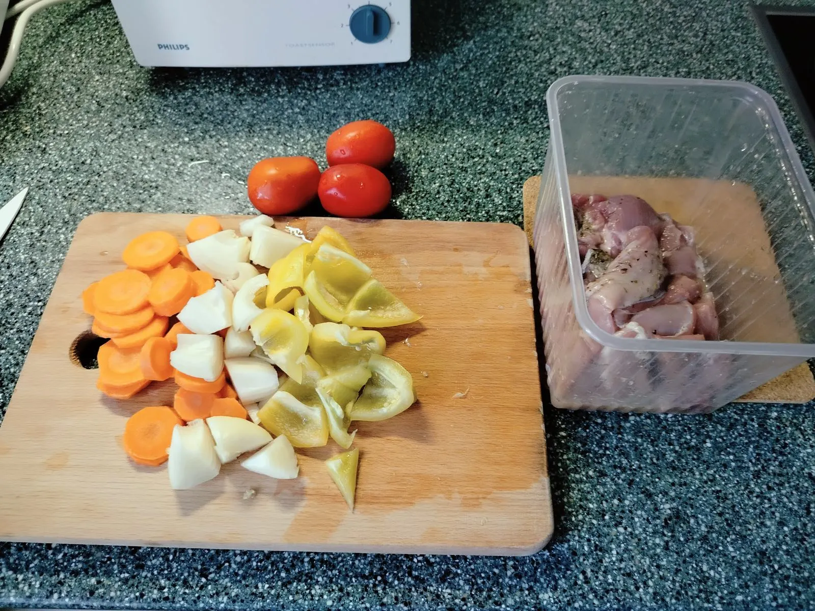 Берём сколько-то мяса индейки и какие-то овощи. Мяса должно хватить на пару приёмов пищи, нарезаем его кусочками среднего размера