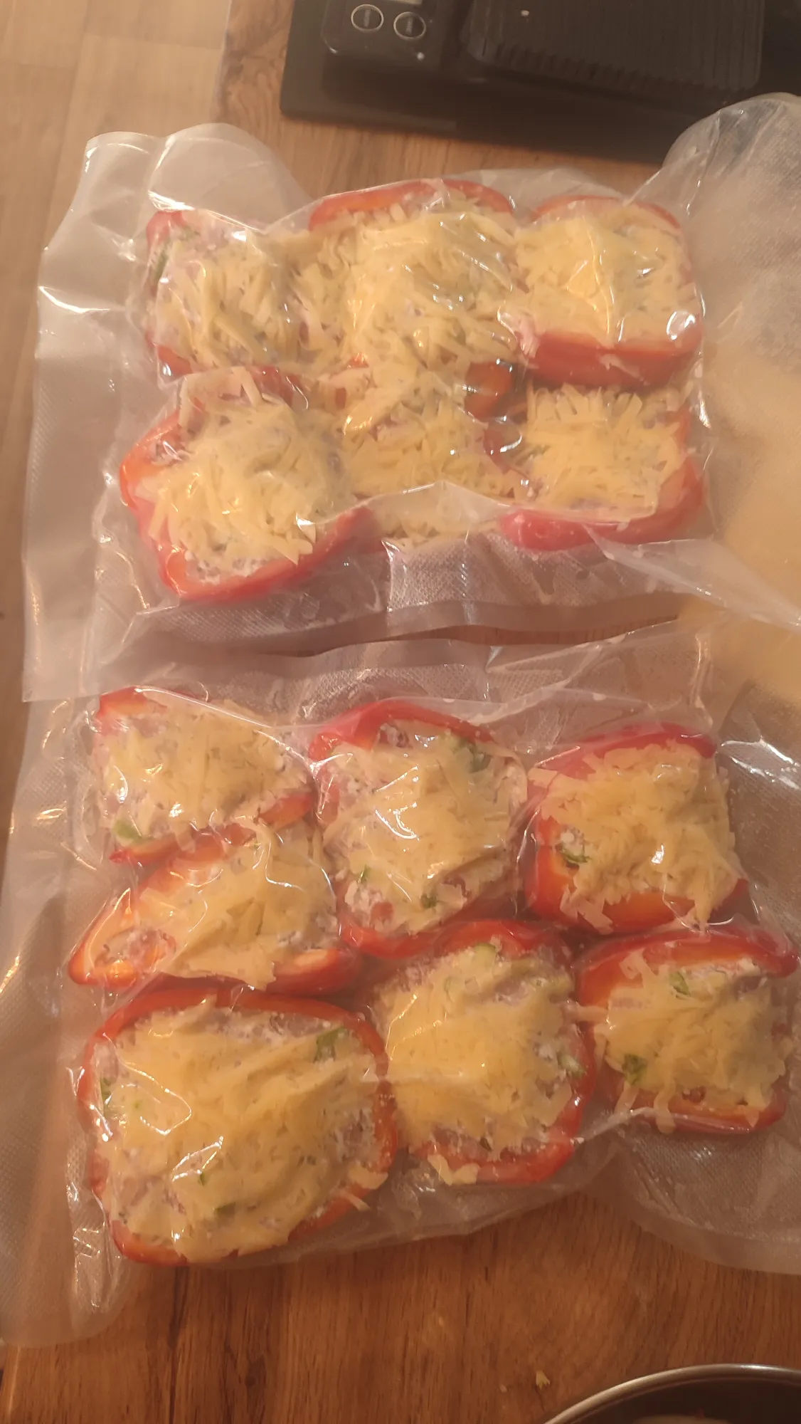 Все это в вакууматор и в морозилку до ленивых времён) потом надо будет чуть разморозить и в духовку минут на 40 думаю. Ещё не пробовала так перцы готовить, может фигня)