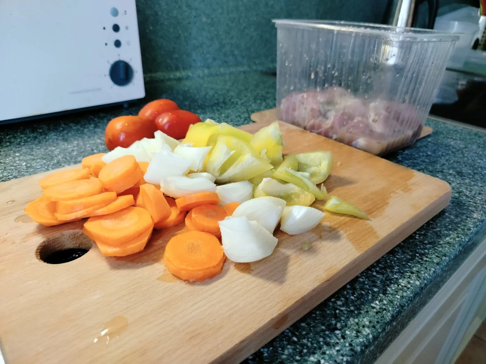 Мясо маринуем в специях по вкусу (пихаем всё более-менее подходящее, что лежит в шкафчике), овощи нарезаем удобным способом